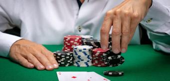 Sådan spiller og vinder du i ‘Three Card Poker’
