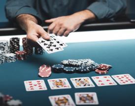 Sådan bliver du professionel pokerspiller: 3 afgørende faktorer 