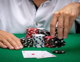 Sådan spiller og vinder du i ‘Three Card Poker’