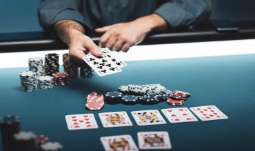 Sådan bliver du professionel pokerspiller: 3 afgørende faktorer 